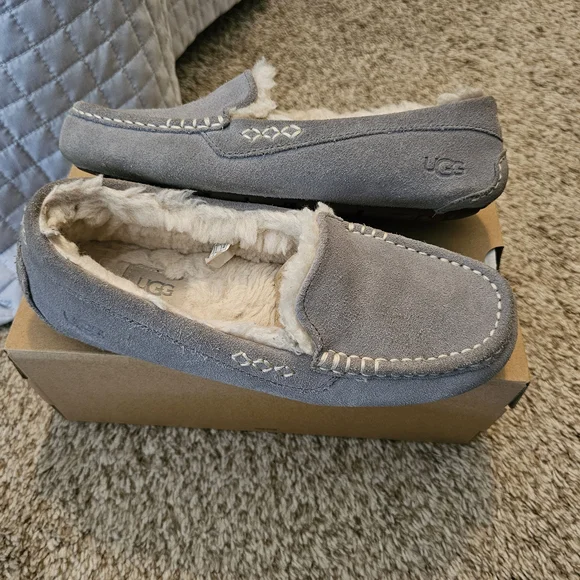 UGG Gray Suede Moccasin Slippers - Womens Size 8 - Picture 7 of 9